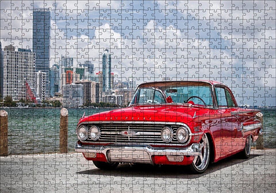 Kırmızı Chevrolet Impala ve Gökdelenler Puzzle Yapboz MDF Ahşap 500 Parça 49 cm X 68 cm