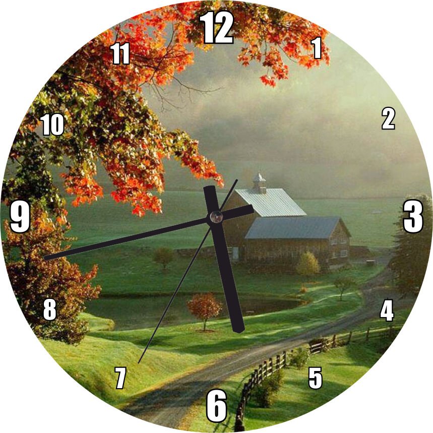 Sonbaharda Hala Yeşil Çayırlar ve Uzaktaki Ev Görseli Mdf Ahşap Duvar Saati