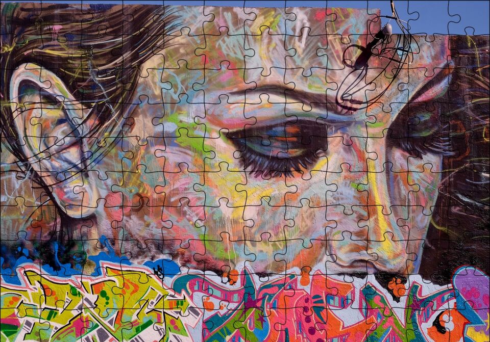 Graffiti ve Duvar Boyama Gözleri Kapalı Kadın Puzzle Yapboz MDF Ahşap 120 Parça 24 cm X 34 cm