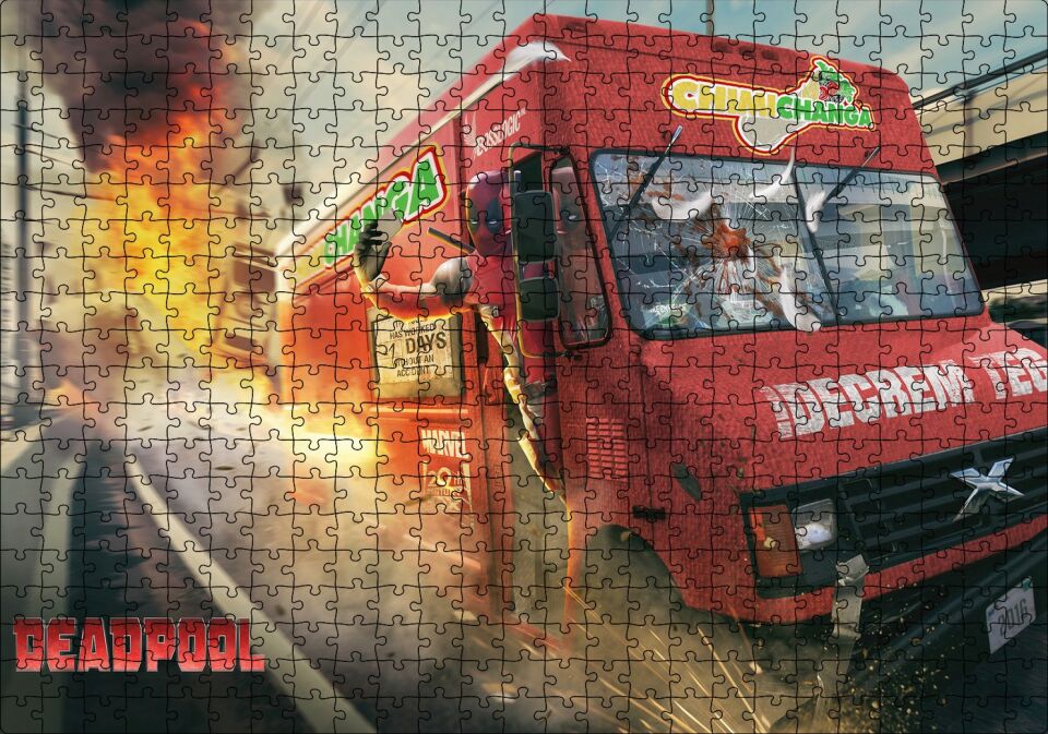 Marvel Deadpool ve Kırmızı Minibüs Puzzle Yapboz MDF Ahşap 500 Parça 49 cm X 68 cm