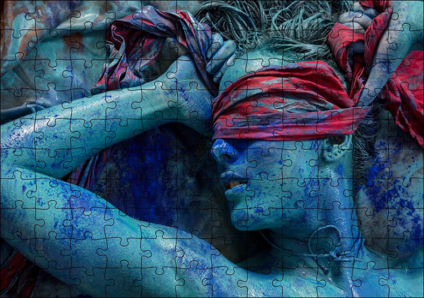 Mavi Boyalı Kırmızı Fularla Gözleri Bağlı Kadın Puzzle Yapboz MDF Ahşap 120 Parça 24 cm X 34 cm