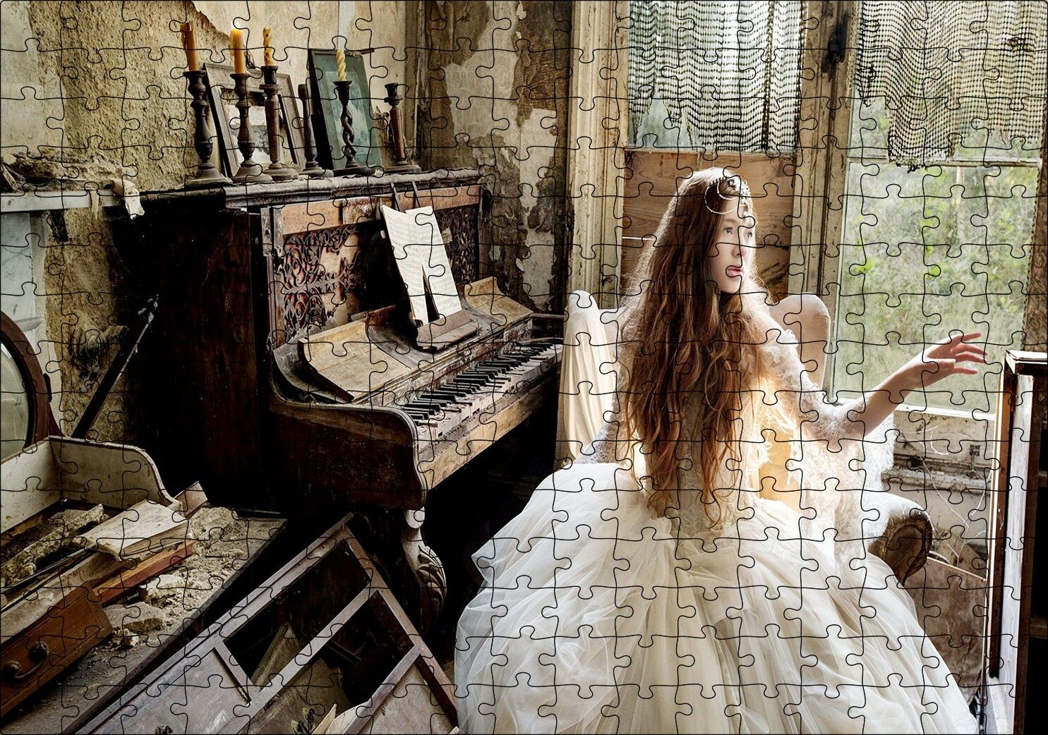 Terkedilmiş Ev Piyano ve Beyaz Elbiseli Kız Puzzle Yapboz MDF Ahşap 255 Parça 34 cm X 49 cm