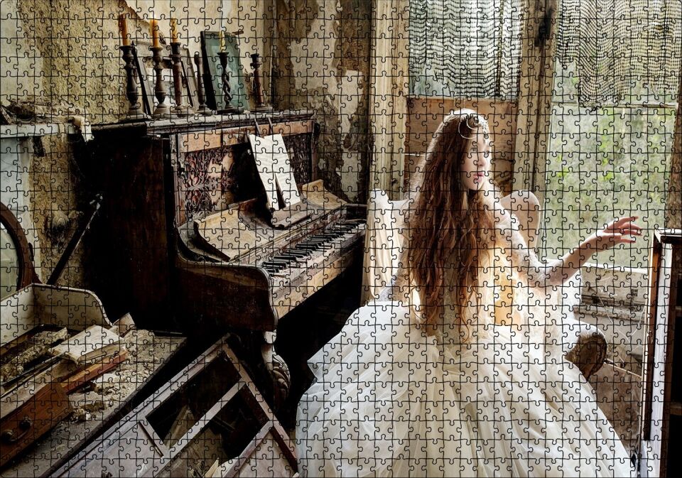 Terkedilmiş Ev Piyano ve Beyaz Elbiseli Kız Puzzle Yapboz MDF Ahşap 1000 Parça 49 cm X 68 cm