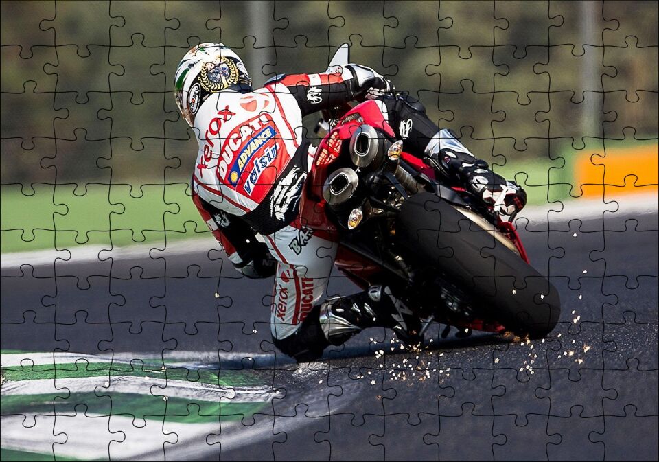 Virajdaki Ducati Motosiklet Pilot Görseli Puzzle Yapboz MDF Ahşap 120 Parça 24 cm X 34 cm
