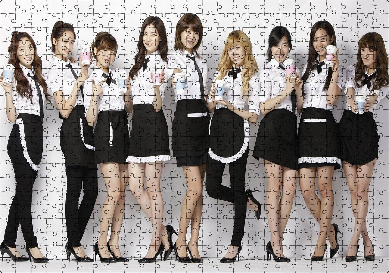 Siyah Beyaz Girls Generation Kızlar Puzzle Yapboz MDF Ahşap 500 Parça 49 cm X 68 cm
