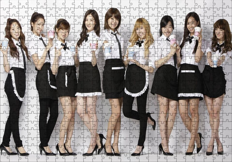 Siyah Beyaz Girls Generation Kızlar Puzzle Yapboz MDF Ahşap 500 Parça 49 cm X 68 cm