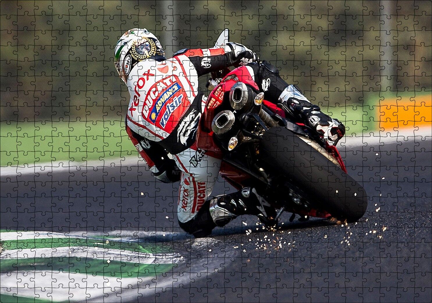 Virajdaki Ducati Motosiklet Pilot Görseli Puzzle Yapboz MDF Ahşap 500 Parça 49 cm X 68 cm