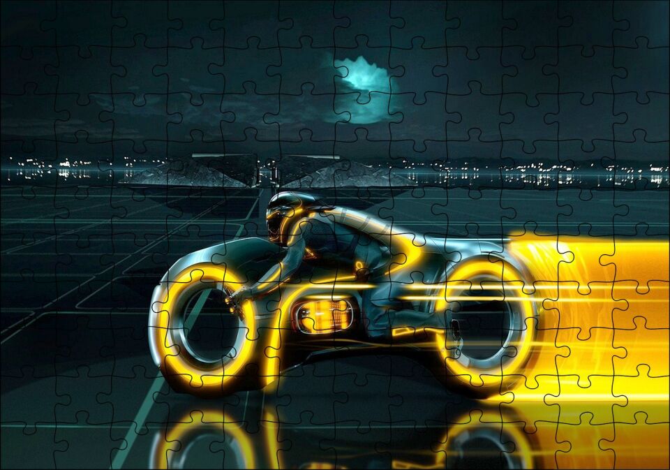 Tron Efsanesi Motorsiklet ve Sürücüsü Puzzle Yapboz MDF Ahşap 120 Parça 24 cm X 34 cm