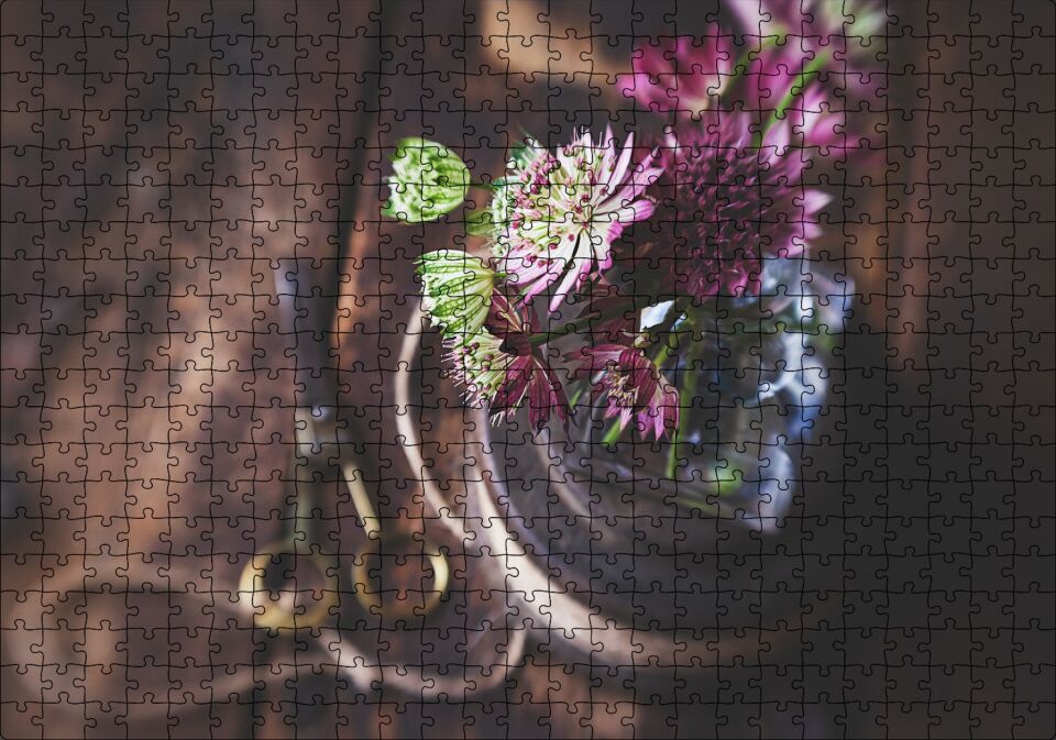 Mor Yeşil Çiçekler Flu İp ve Makas Arka Plan Puzzle Yapboz MDF Ahşap 500 Parça 49 cm X 68 cm
