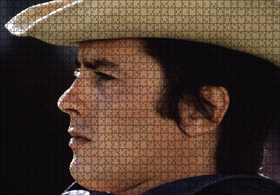 Alain Delon Uzaklara Bakan Puzzle Yapboz MDF Ahşap 1000 Parça 49 cm X 68 cm