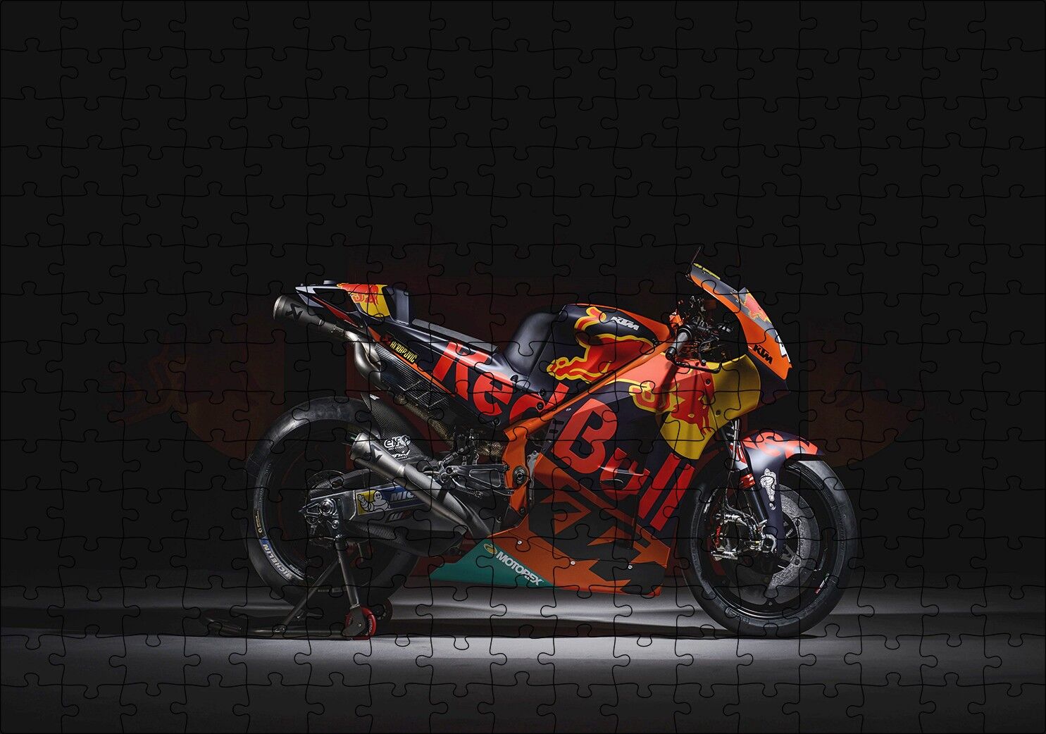 Suzuki Redbull Siyah Kırmızı Motorsiklet Karanlık Arka Plan Puzzle Yapboz MDF Ahşap 255 Parça 34 cm X 49 cm