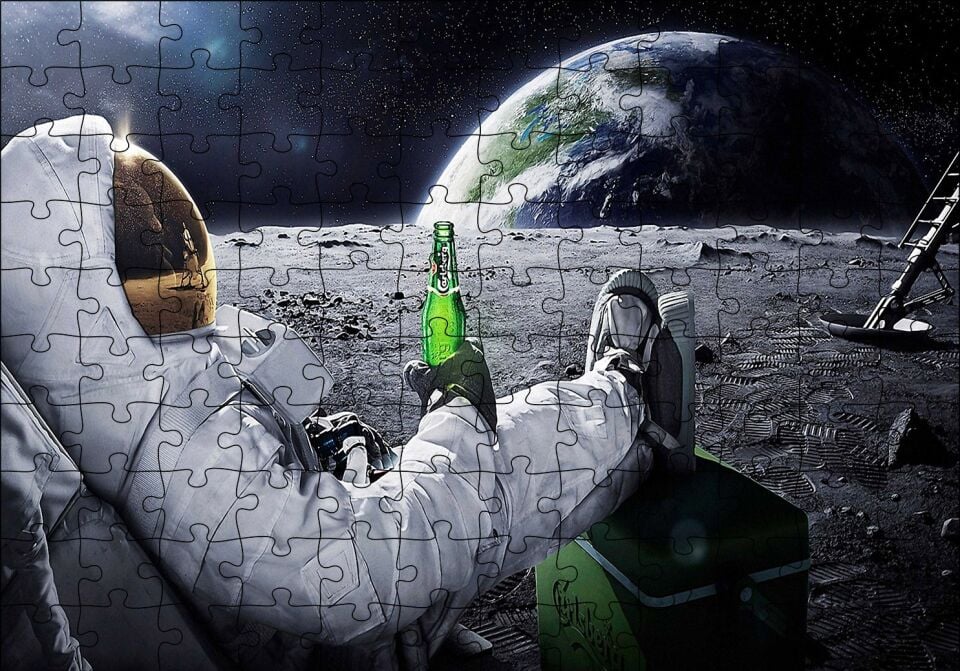 Ayda Dünyaya Karşı Bira İçen Astronot Puzzle Yapboz MDF Ahşap