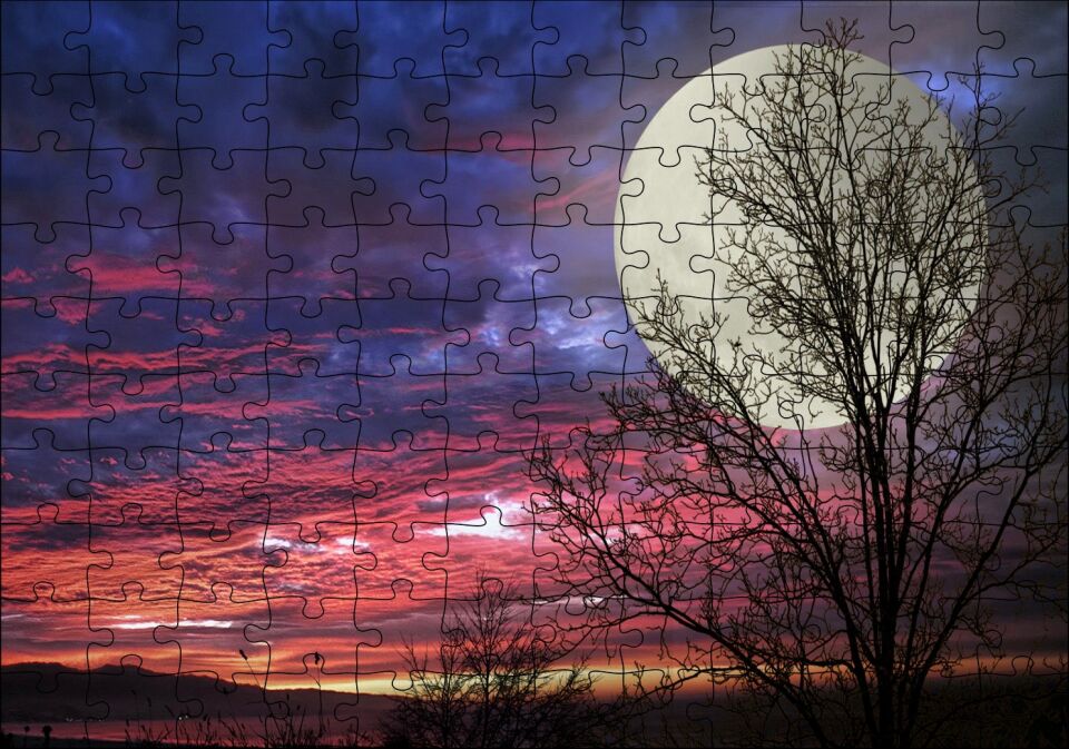 Kızıl Bulutlu Gökler, Çıplak Ağaçlar ve Süper Ay Puzzle Yapboz MDF Ahşap 120 Parça 24 cm X 34 cm