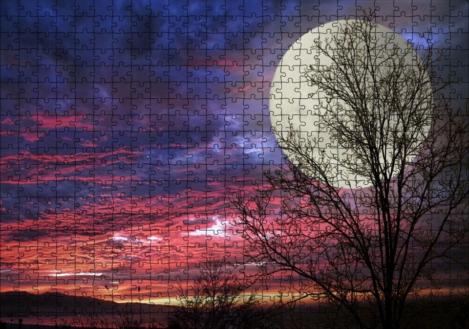 Kızıl Bulutlu Gökler, Çıplak Ağaçlar ve Süper Ay Puzzle Yapboz MDF Ahşap 500 Parça 49 cm X 68 cm