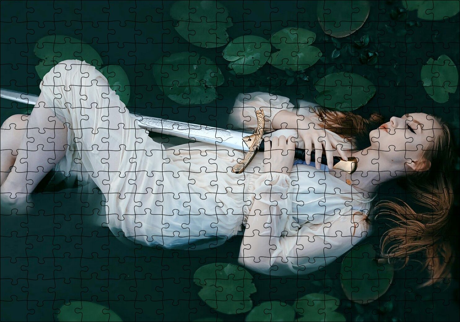 Nilüferler Arasında Yatan Kadın ve Kılıcı Puzzle Yapboz MDF Ahşap 255 Parça 34 cm X 49 cm