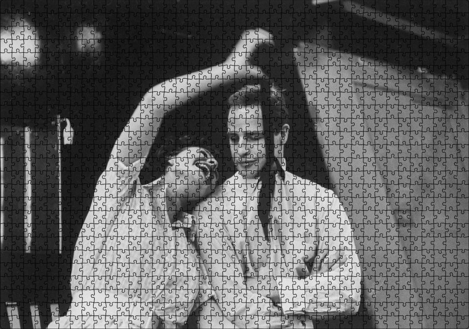 Marlon Brando Ve Jean Simmons Bir Sahne Puzzle Yapboz MDF Ahşap 1000 Parça 49 cm X 68 cm
