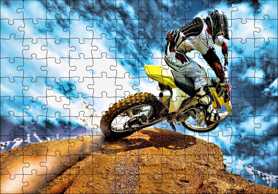 Tepenin Üzerindeki Motokrosçu ve Bulutlar Puzzle Yapboz MDF Ahşap 120 Parça 24 cm X 34 cm