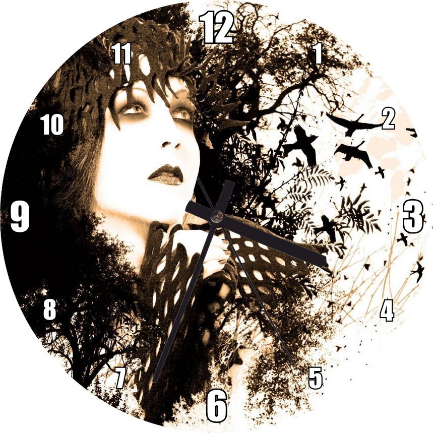 Kadın ve Renkli Fırça Darbeleri Mdf Ahşap Duvar Saati