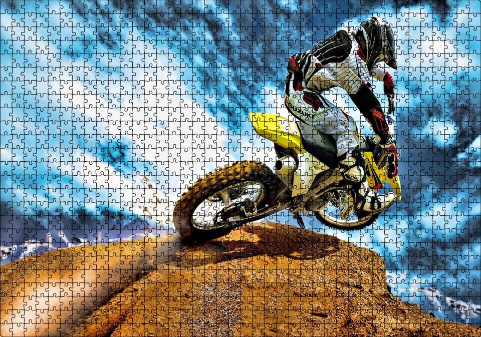 Tepenin Üzerindeki Motokrosçu ve Bulutlar Puzzle Yapboz MDF Ahşap 1000 Parça 49 cm X 68 cm