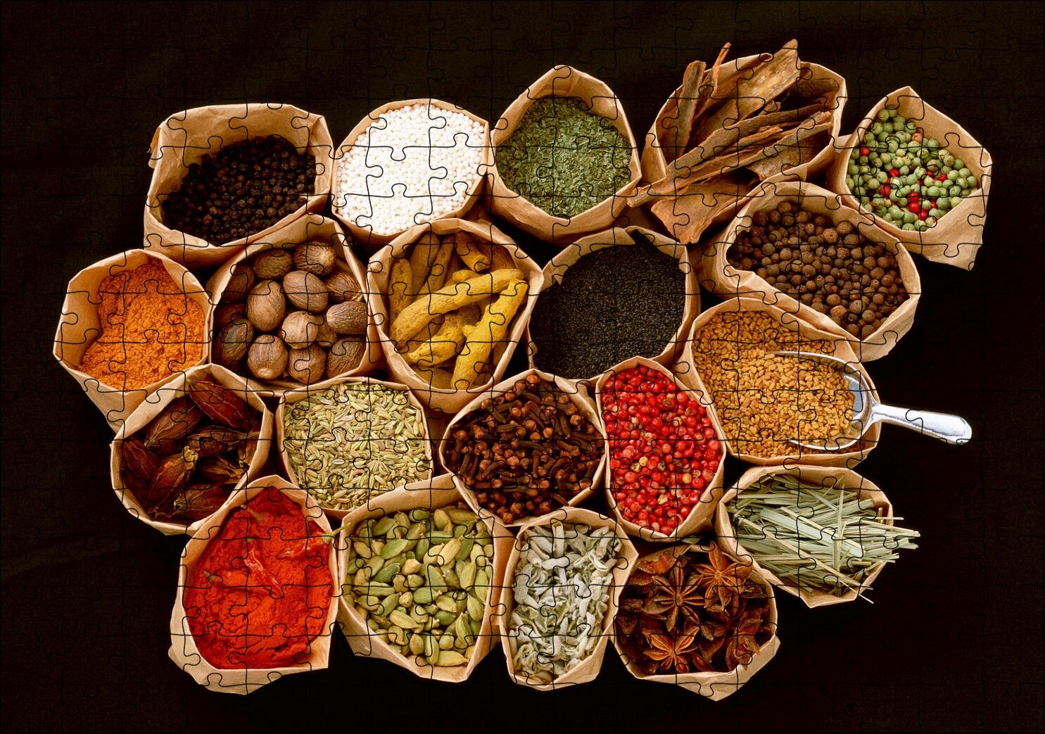 Kağıt Torbalarda Baharatlar Siyah Arka Plan Puzzle Yapboz MDF Ahşap 255 Parça 34 cm X 49 cm