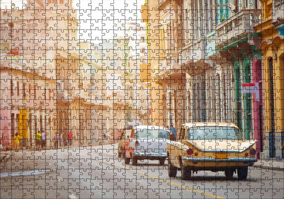 Küba'da Eski Binalar ve Klasik Arabalar Puzzle Yapboz MDF Ahşap 500 Parça 49 cm X 68 cm
