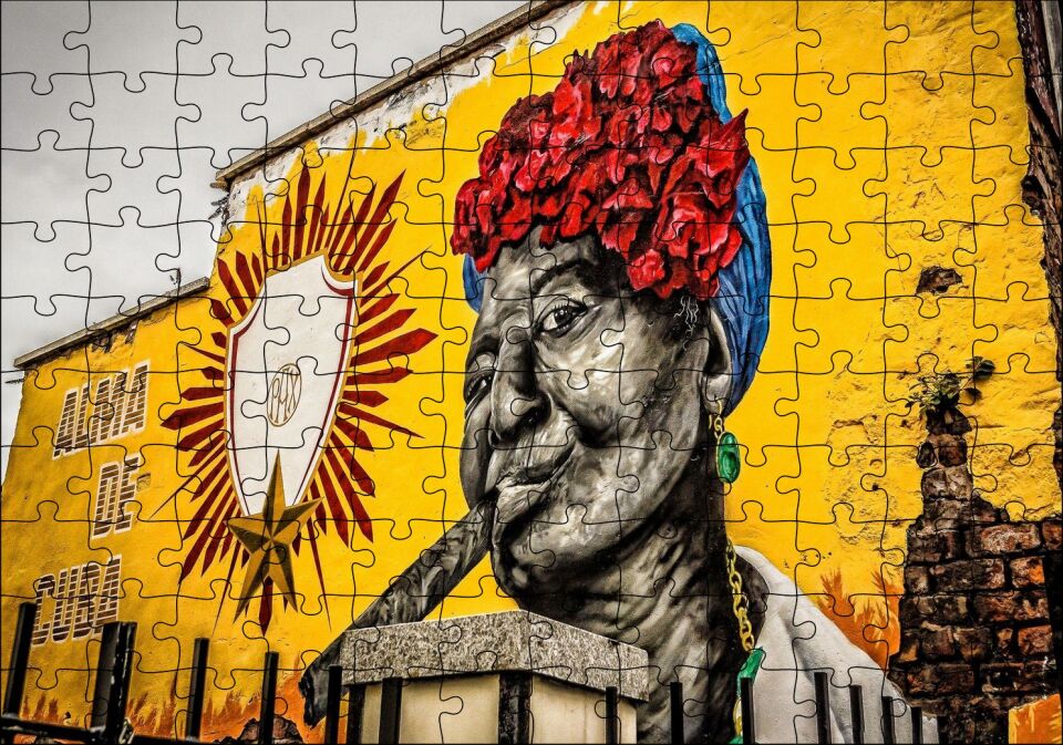Küba'da Sarı Renkli Duvar ve Puro İçen Kadın Puzzle Yapboz MDF Ahşap 120 Parça 24 cm X 34 cm