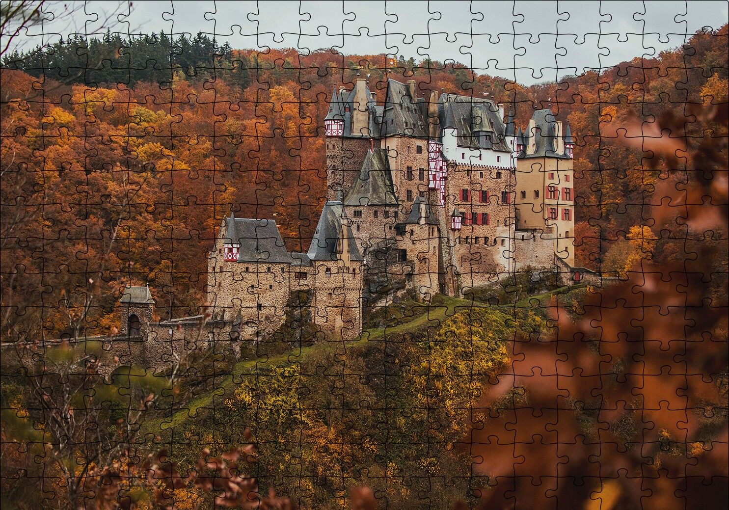 Kızıl Sonbahar Ağaçları Arasındaki Şato Puzzle Yapboz MDF Ahşap 255 Parça 34 cm X 49 cm