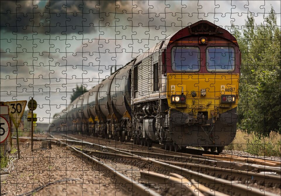 Raylar Tren ve Bulutlu Gökler Puzzle Yapboz MDF Ahşap 255 Parça 34 cm X 49 cm