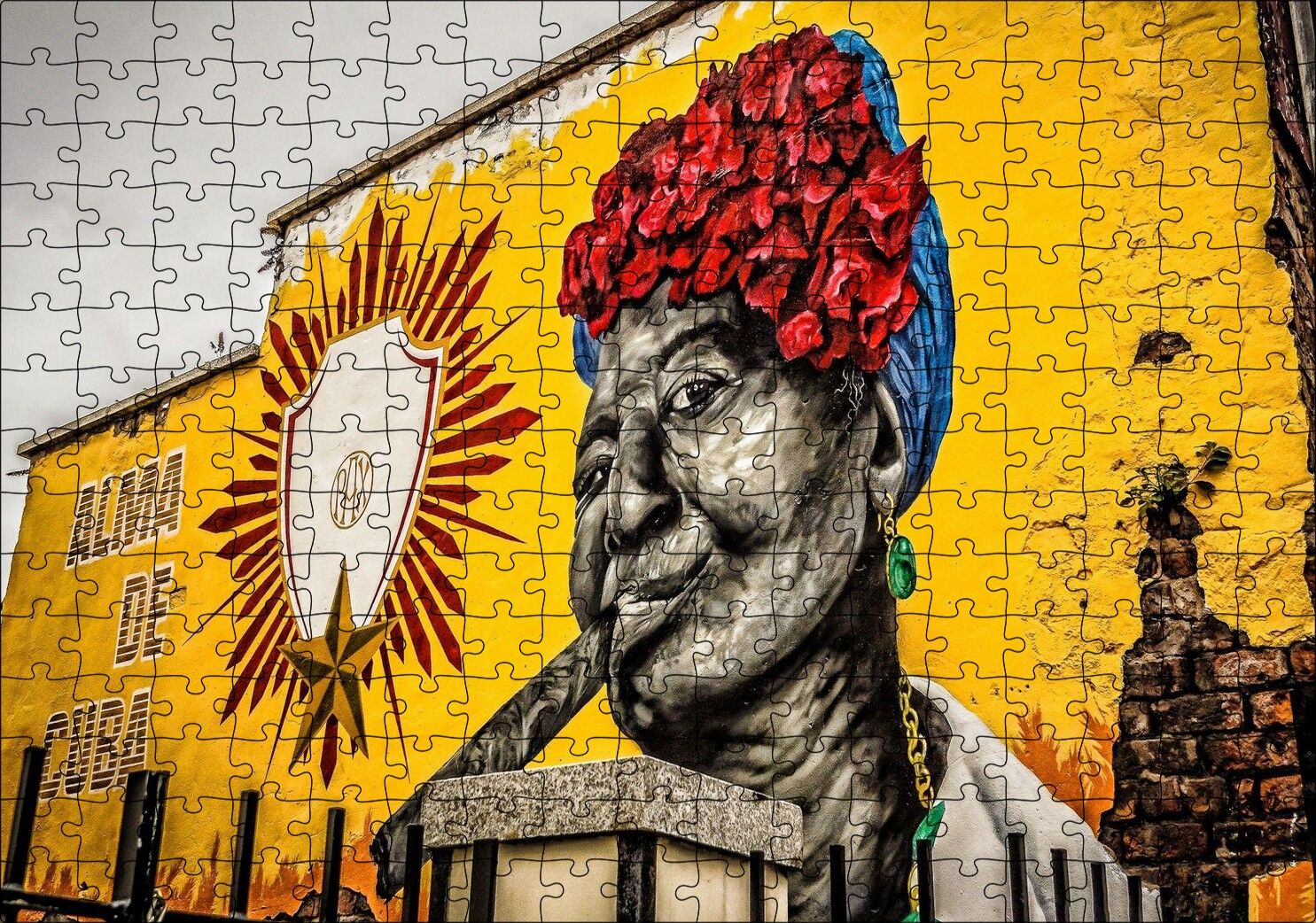 Küba'da Sarı Renkli Duvar ve Puro İçen Kadın Puzzle Yapboz MDF Ahşap 255 Parça 34 cm X 49 cm