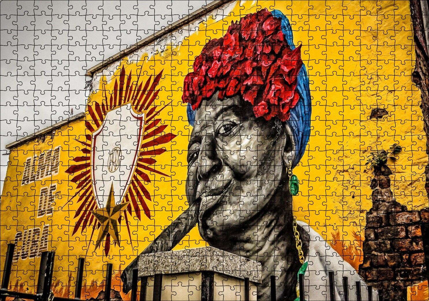 Küba'da Sarı Renkli Duvar ve Puro İçen Kadın Puzzle Yapboz MDF Ahşap 500 Parça 49 cm X 68 cm