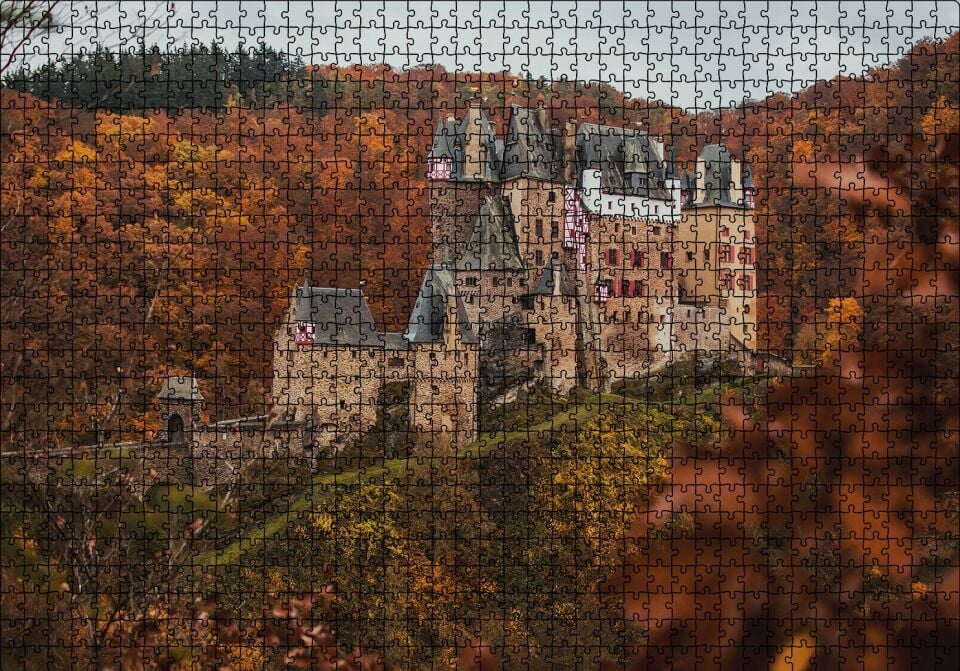 Kızıl Sonbahar Ağaçları Arasındaki Şato Puzzle Yapboz MDF Ahşap 1000 Parça 49 cm X 68 cm