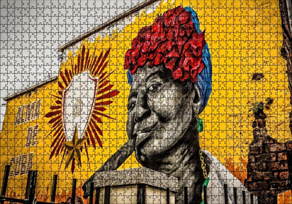 Küba'da Sarı Renkli Duvar ve Puro İçen Kadın Puzzle Yapboz MDF Ahşap 1000 Parça 49 cm X 68 cm