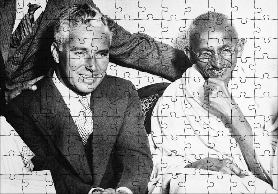 Charles Chaplin ve Mahatma Gandhi Gülümsüyor Puzzle Yapboz MDF Ahşap 120 Parça 24 cm X 34 cm