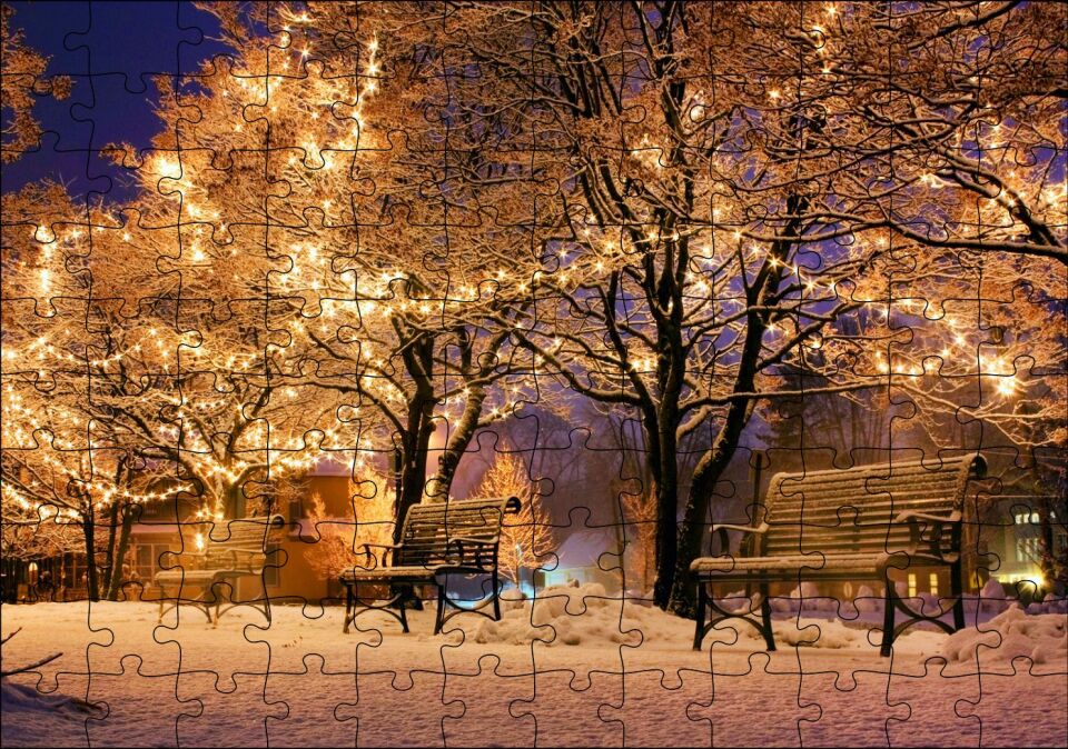 Yılbaşı Işıklarıyla Süslü Ağaçlar ve Karlı Banklar Puzzle Yapboz MDF Ahşap 120 Parça 24 cm X 34 cm