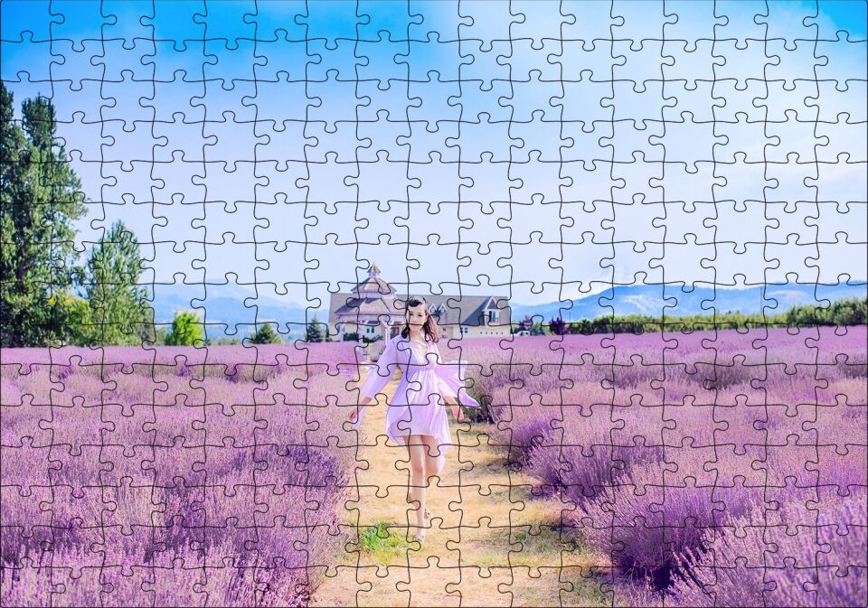 Lavanta Tarlaları Arasındaki Kız Puzzle Yapboz MDF Ahşap 255 Parça 34 cm X 49 cm