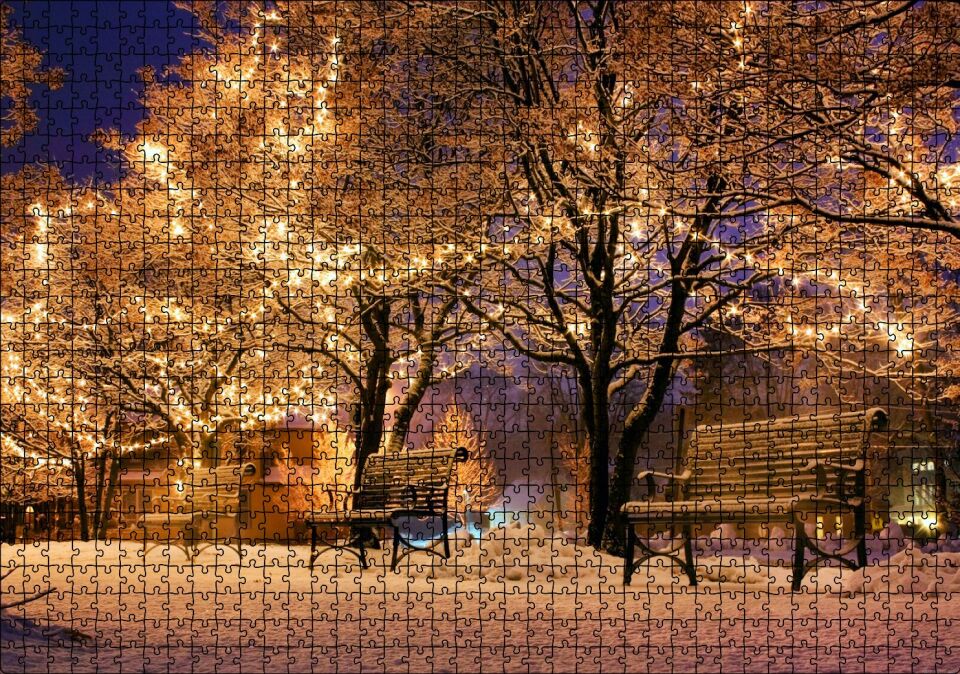 Yılbaşı Işıklarıyla Süslü Ağaçlar ve Karlı Banklar Puzzle Yapboz MDF Ahşap 1000 Parça 49 cm X 68 cm