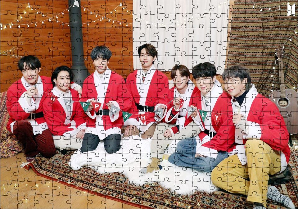 BTS Grubu Mutlu Noeller Görseli Puzzle Yapboz MDF Ahşap 255 Parça 34 cm X 49 cm