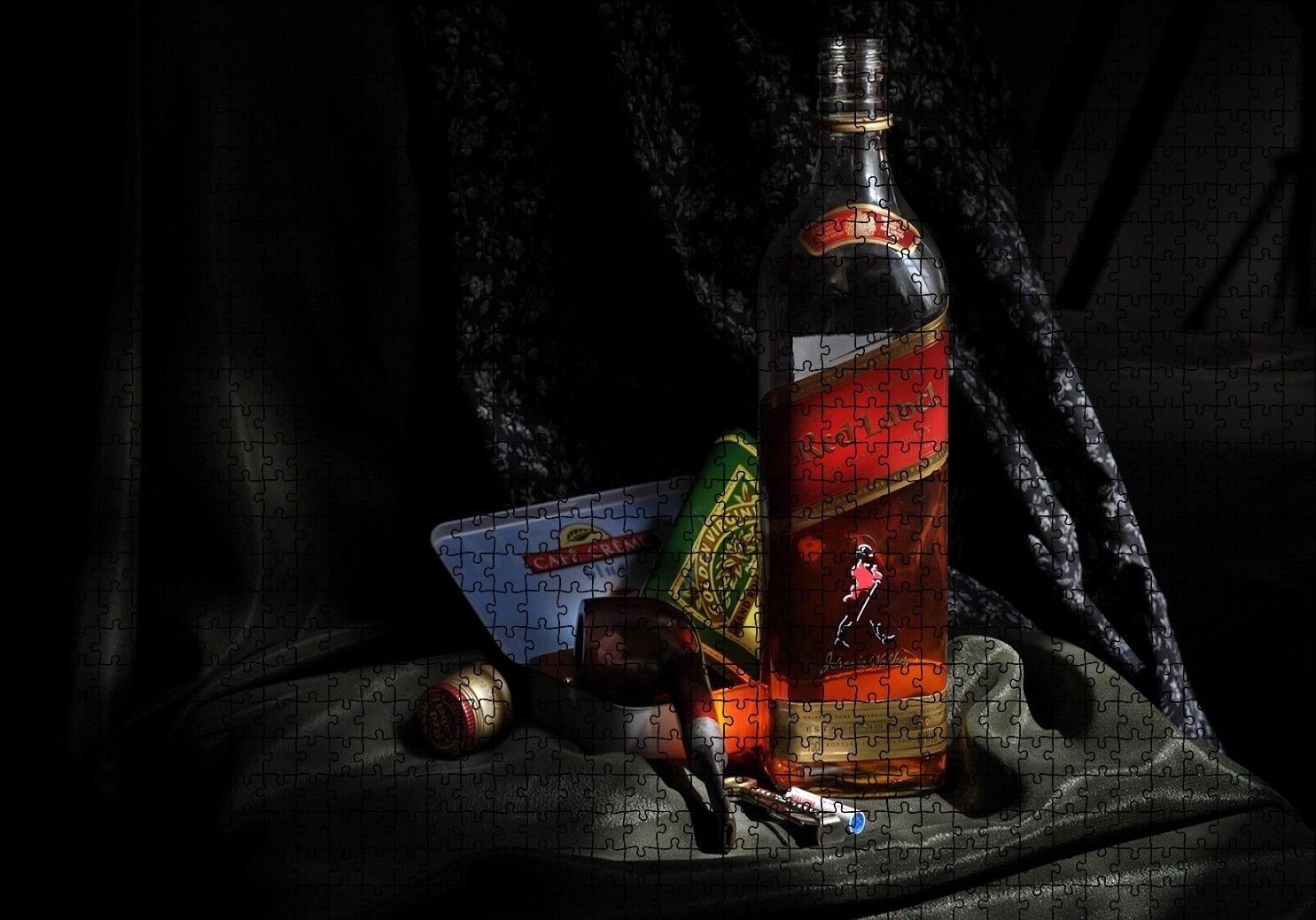 Siyah Kumaşlar ve Johnnie Walker Red Label Puzzle Yapboz MDF Ahşap 1000 Parça 49 cm X 68 cm