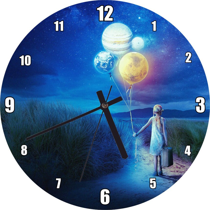 Bir Elinde Valiz Diğerinde Dünyalar Mdf Ahşap Duvar Saati