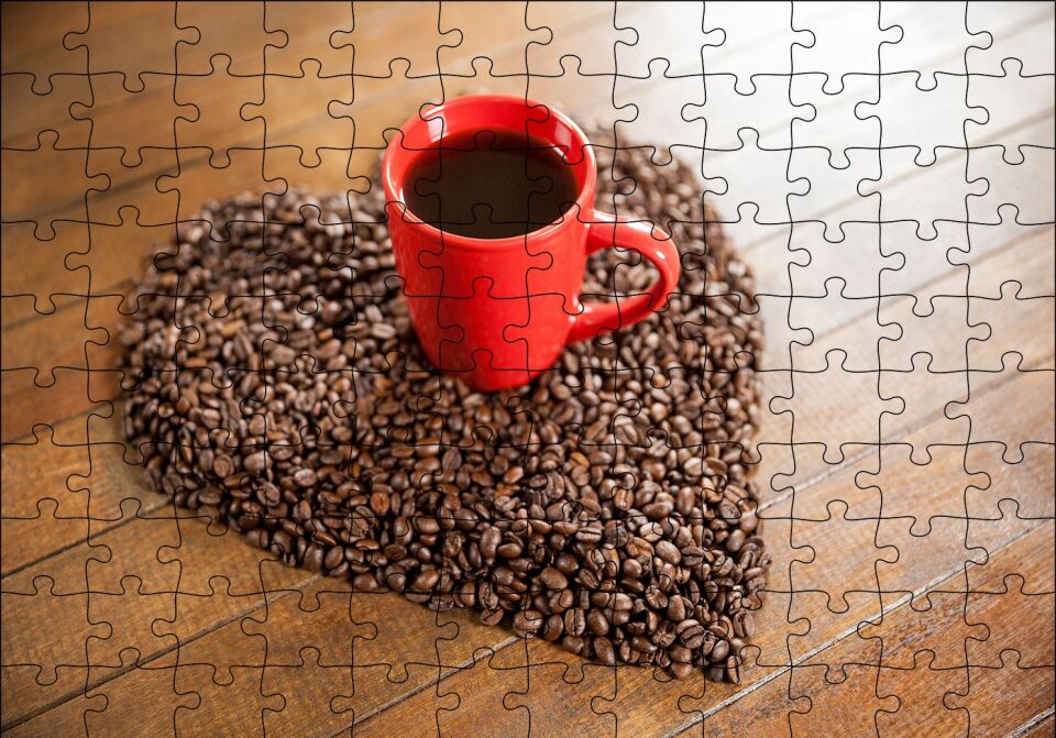 Kalp Şeklinde Kahve Çekirdekleri ve Kırmızı Fincanda Kahve Puzzle Yapboz MDF Ahşap 120 Parça 24 cm X 34 cm