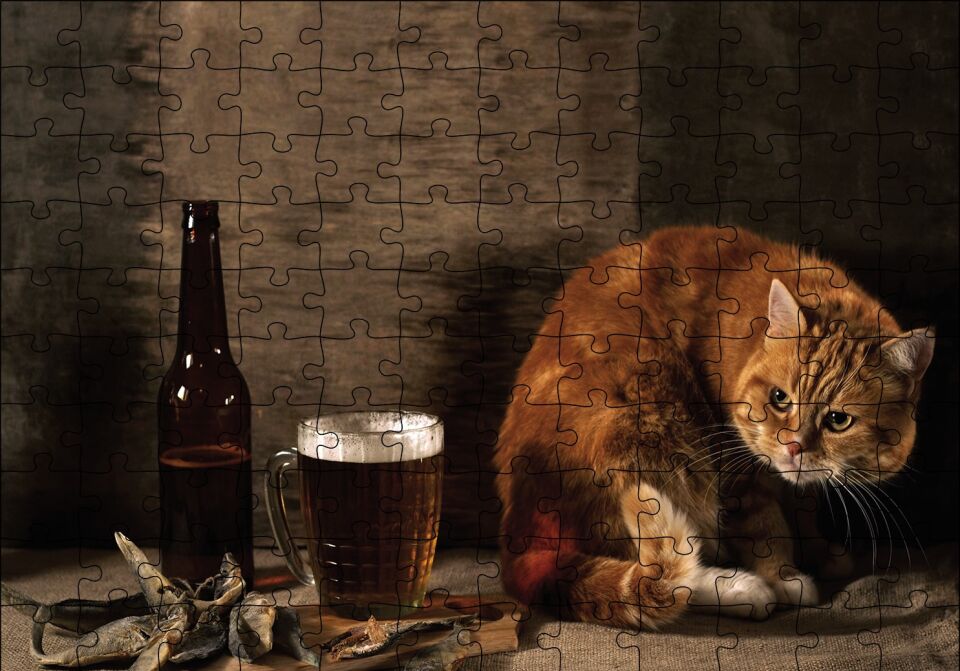 Kedinin Bira Bakışı Puzzle Yapboz MDF Ahşap 120 Parça 24 cm X 34 cm