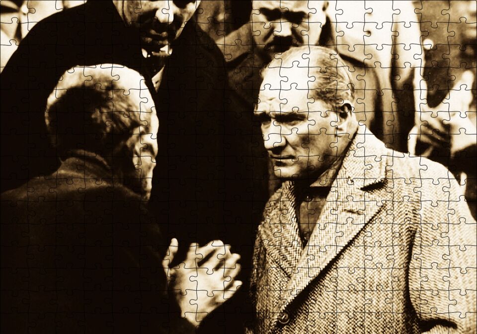 Atatürk Dinlerken Puzzle Yapboz MDF Ahşap 255 Parça 34 cm X 49 cm