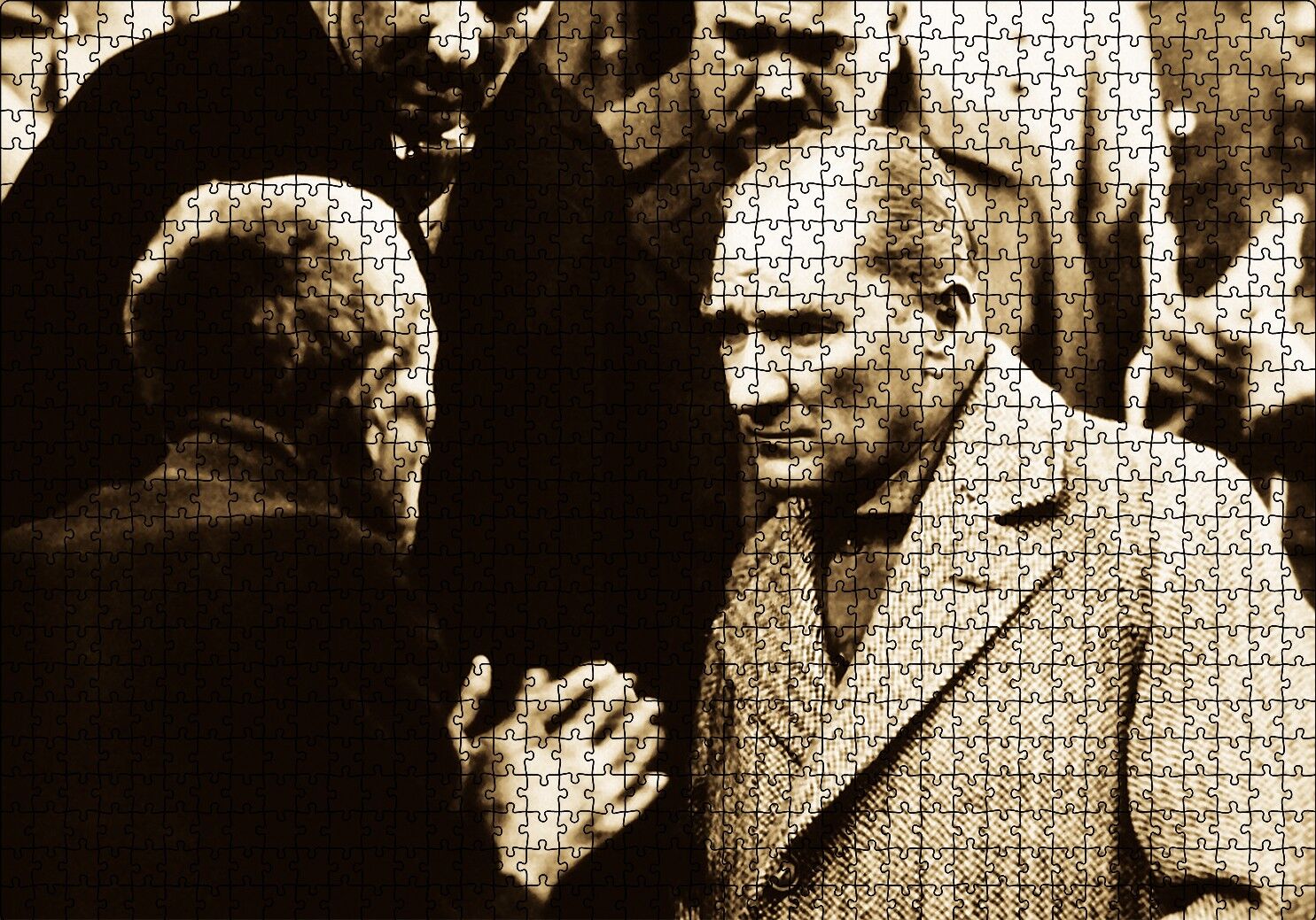 Atatürk Dinlerken Puzzle Yapboz MDF Ahşap 1000 Parça 49 cm X 68 cm