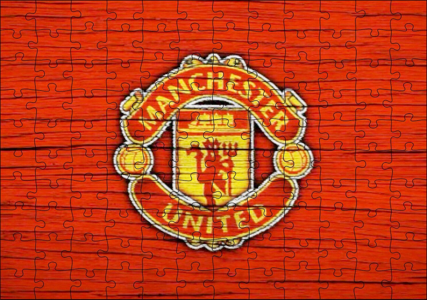Kırmızı Boyalı Zeminde Manchester United Logosu Puzzle Yapboz MDF Ahşap 120 Parça 24 cm X 34 cm
