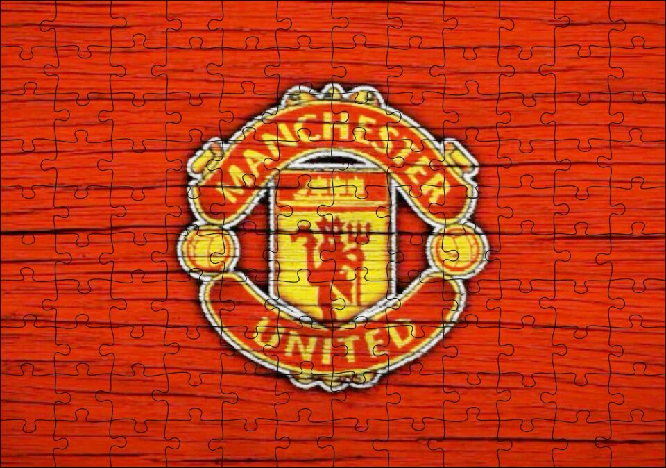 Kırmızı Boyalı Zeminde Manchester United Logosu Puzzle Yapboz MDF Ahşap 120 Parça 24 cm X 34 cm