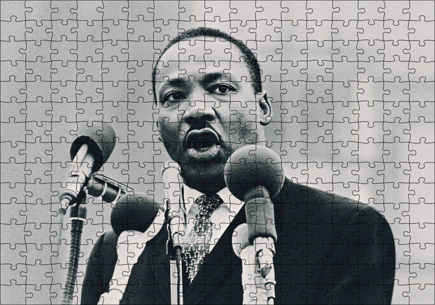 Martin Luther King ve Mikrofonlar Siyah Beyaz Puzzle Yapboz MDF Ahşap 255 Parça 34 cm X 49 cm