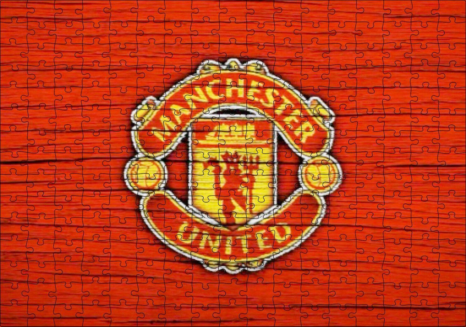 Kırmızı Boyalı Zeminde Manchester United Logosu Puzzle Yapboz MDF Ahşap 255 Parça 34 cm X 49 cm