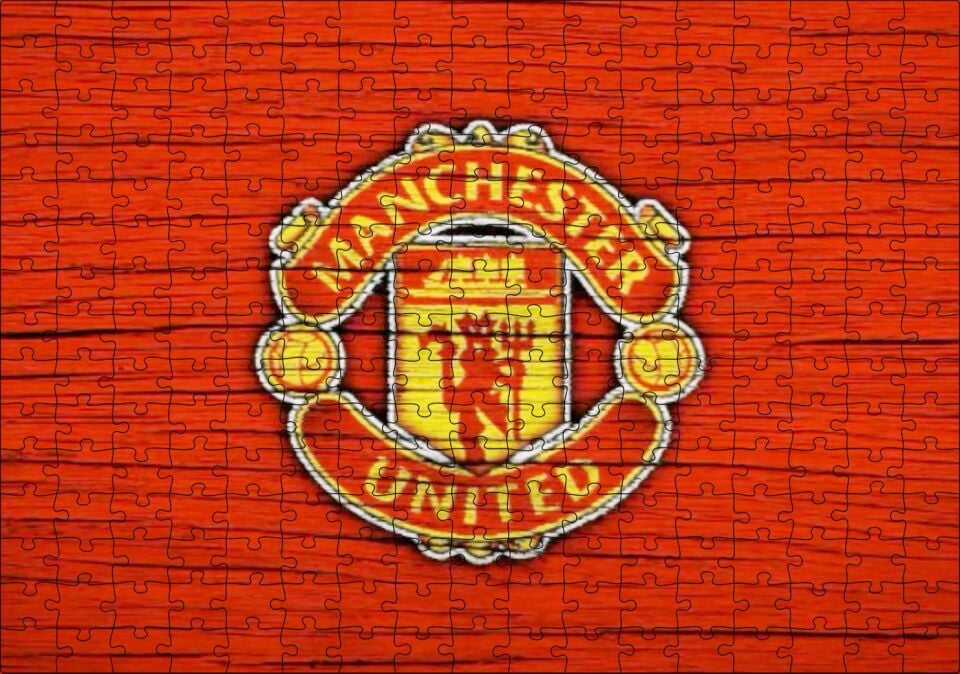 Kırmızı Boyalı Zeminde Manchester United Logosu Puzzle Yapboz MDF Ahşap 255 Parça 34 cm X 49 cm