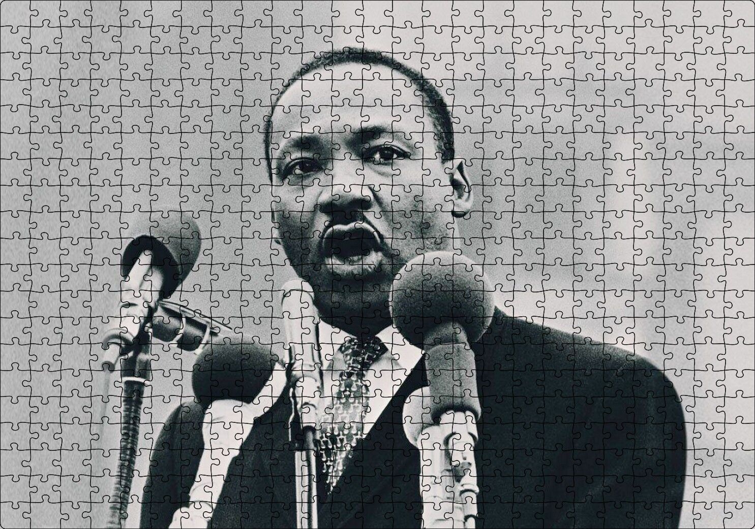 Martin Luther King ve Mikrofonlar Siyah Beyaz Puzzle Yapboz MDF Ahşap 500 Parça 49 cm X 68 cm