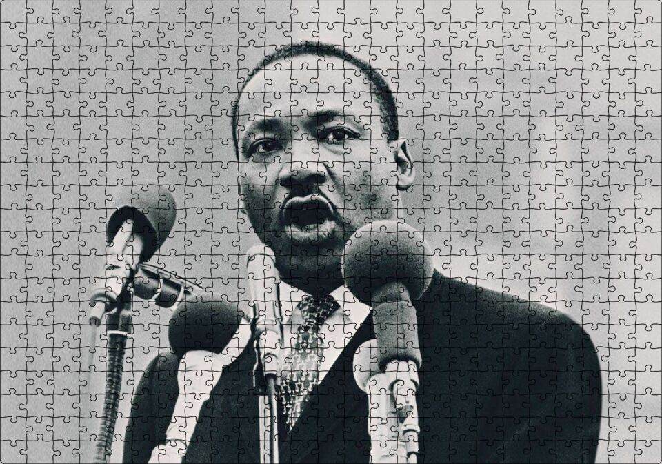 Martin Luther King ve Mikrofonlar Siyah Beyaz Puzzle Yapboz MDF Ahşap 500 Parça 49 cm X 68 cm